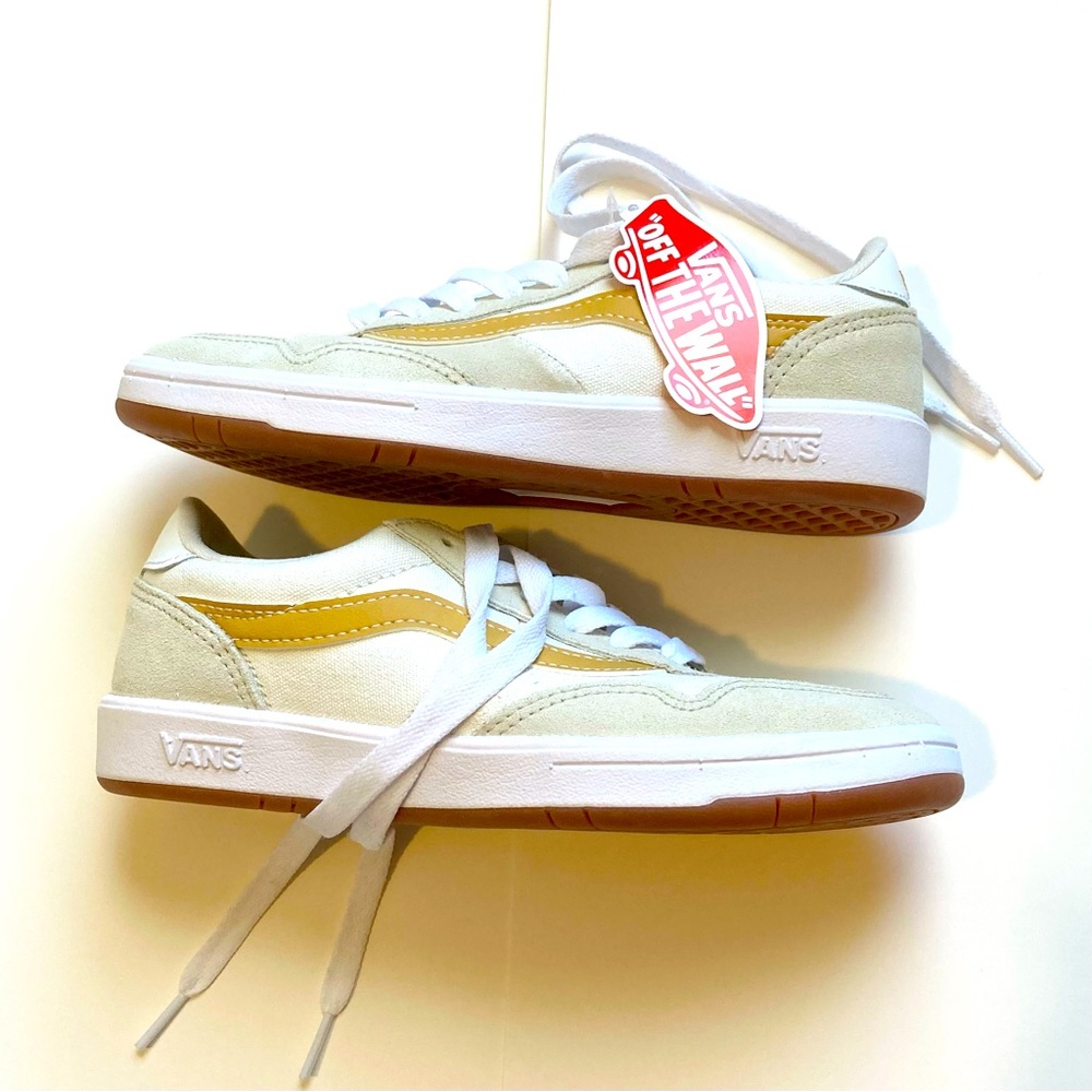 NWT - Vans unisex suede leather sneakers (women sz 6.5, men’s sz 5)